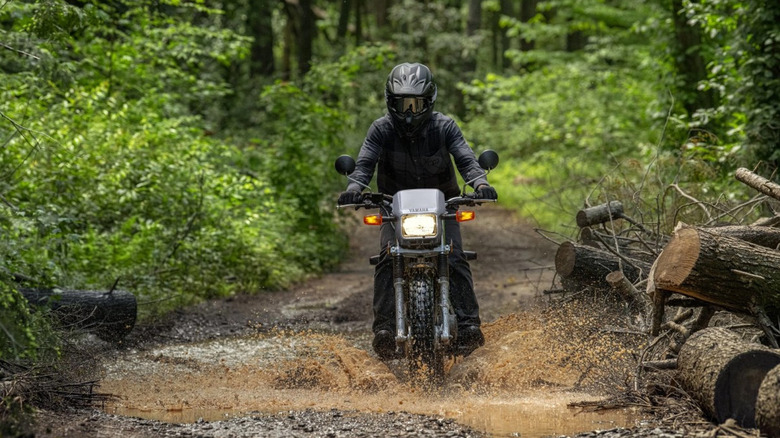 yamaha tw200 riding through mud