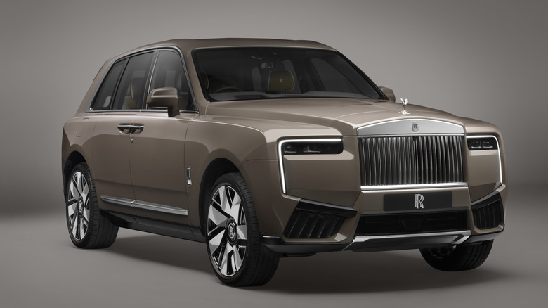 Rolls Royce Cullinan parked in a studio
