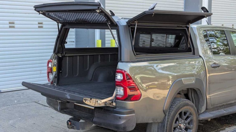 A hardtop canopy installed on a green Volkswagen Amarok MK3