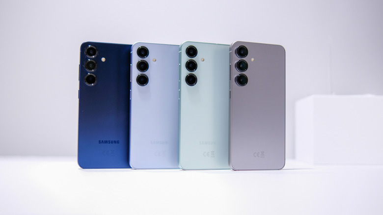 Four differently colored Galaxy S25 phones