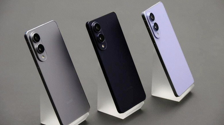 A trio of thin Samsung S25 Edge on display in a shop
