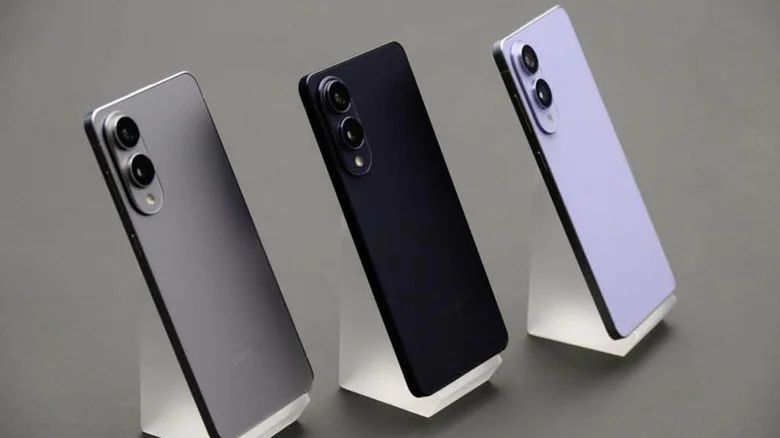 A trio of thin Samsung S25 Edge on display in a shop