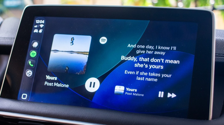 Dynamic Lyrics displaying the lyrics of the currently playing song on Apple CarPlay widgets