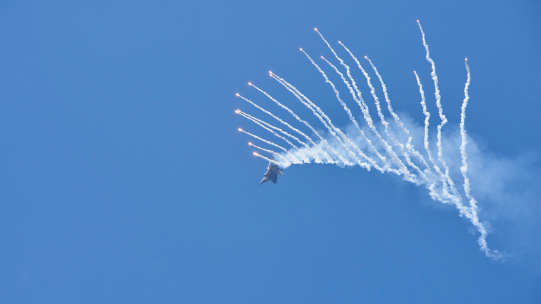 fighter jet flare fly