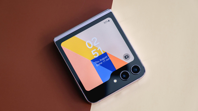 Closeup of the Z Flip 5 cover screen