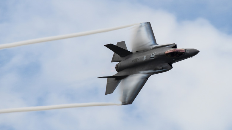 F35 high speed low altitude pass