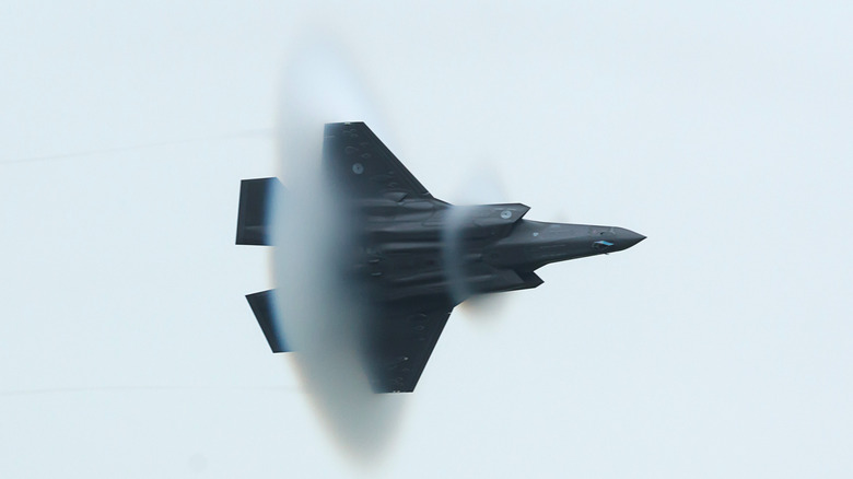 F35 lightning in flights with vapor rings