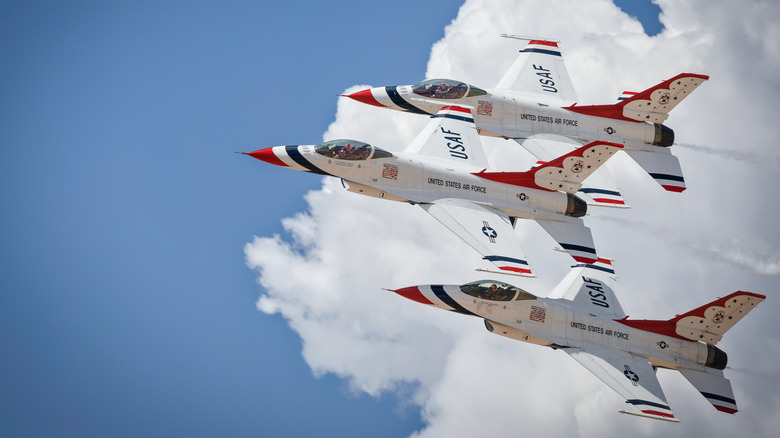 U.S. Airforce Thunderbirds flying in formation