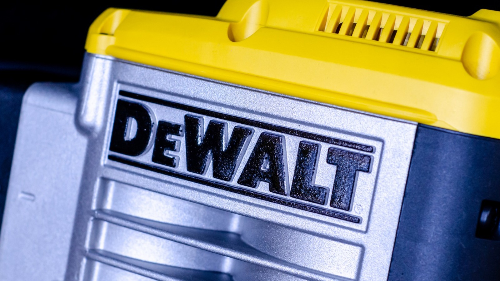 ۶ تا از مفیدترین محصولات DeWalt که ابزار برقی نیستند
