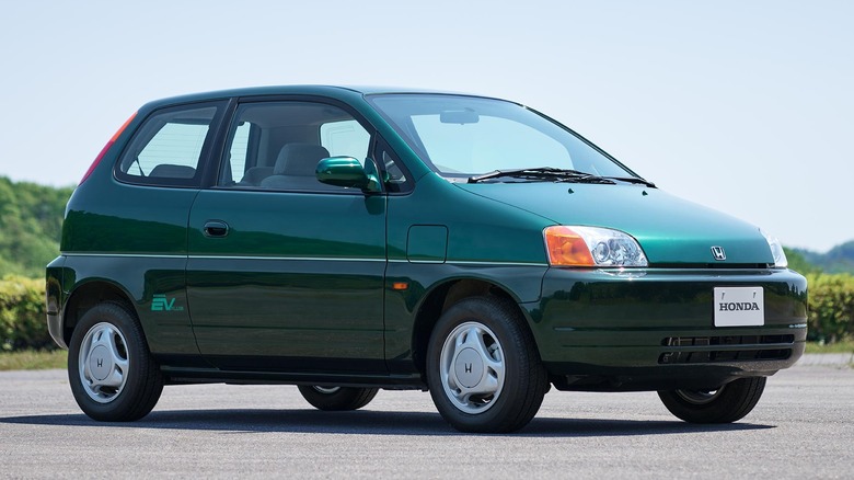Front 3/4 view of Honda EV Plus