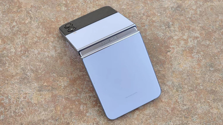 Samsung Galaxy Z Flip 4 rear profile 