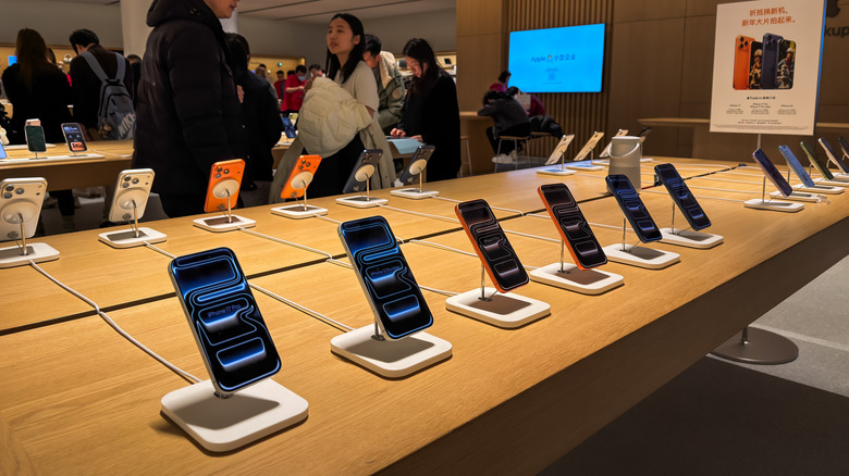 A bunch of iPhones on display in a store