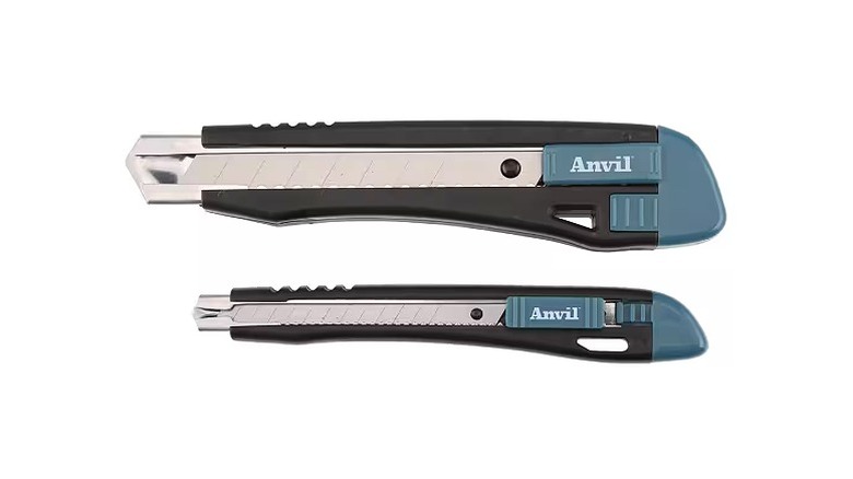 Utility knife in two different sizes parallel to each other