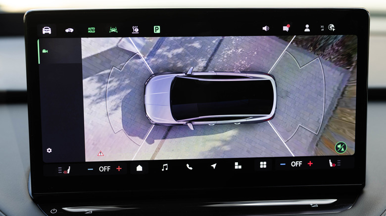 A panoramic 360-degree view of a car on its infotainment system.