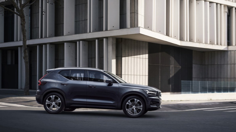 A 2021 Volvo XC40 in an urban setting, with a concrete grey building in the background