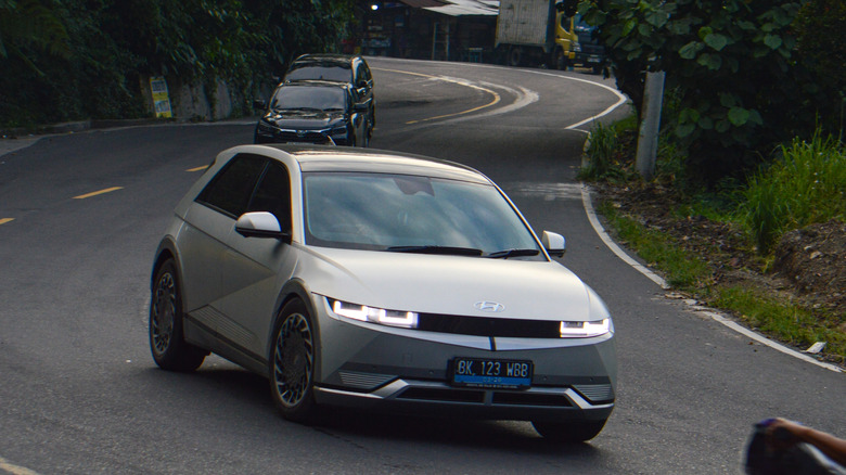 Hyundai Ioniq 5 in traffic