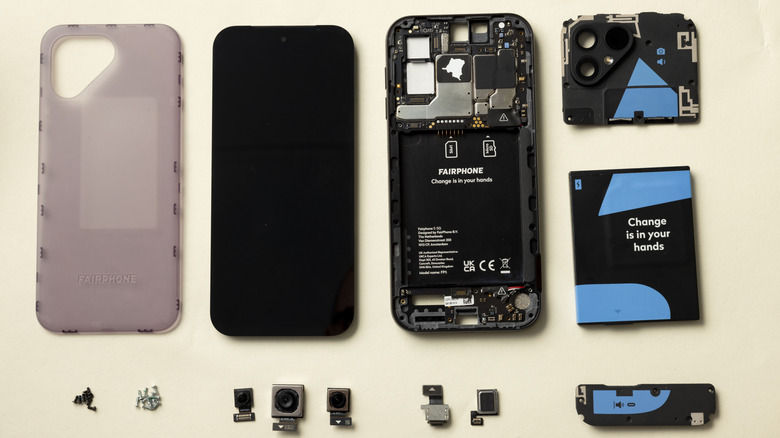 Breakdown of a Fairphone into multiple components.