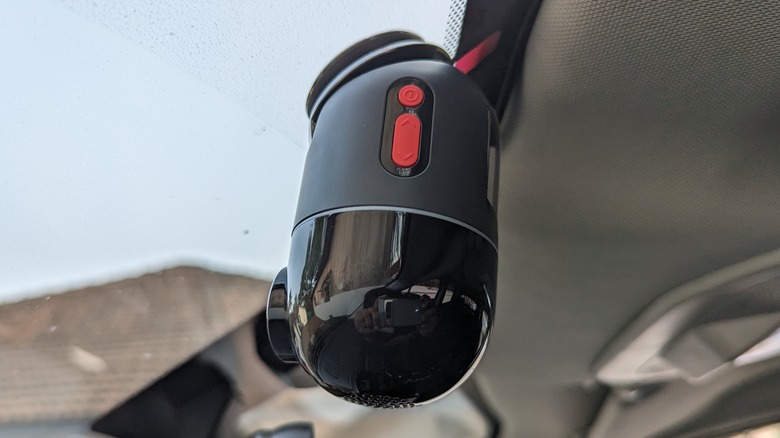 70mai Dash Cam Omni on windshield