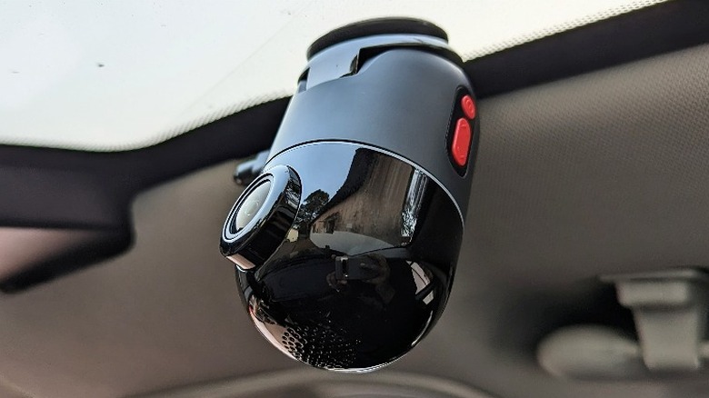 70mai Dash Cam Omni installed on windshield photographed from behind at night