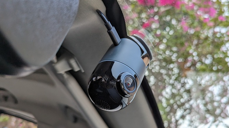 70mai Dash Cam Omni on windshield