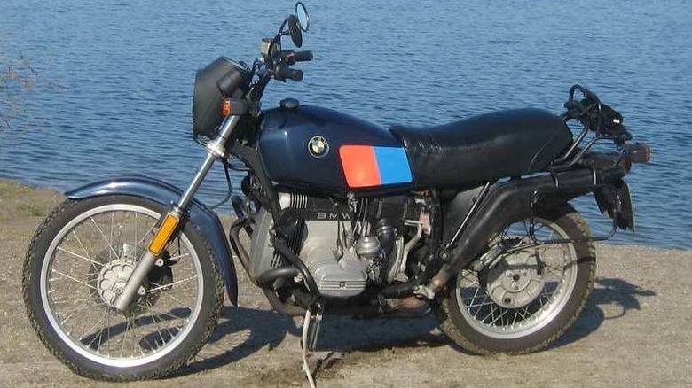 Blue BMW R^S80 in front of water