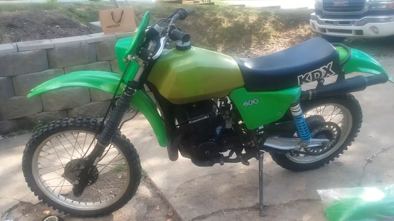 Suzuki PE 250 yellow in yard