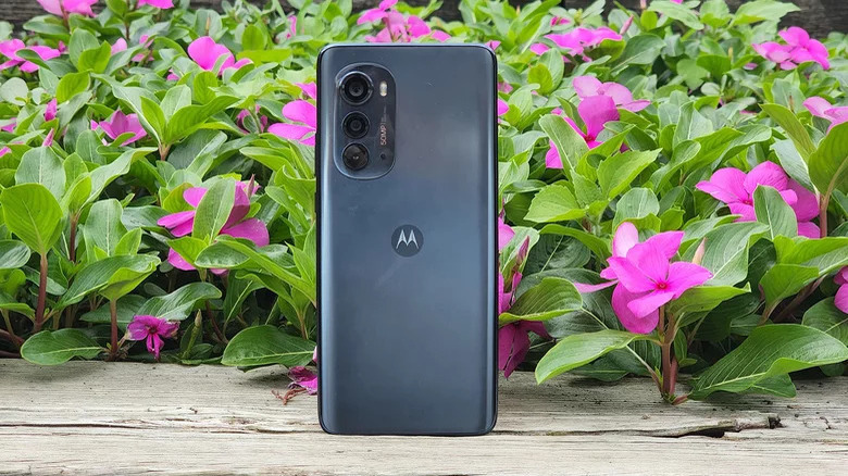 Moto Edge (2022) in black