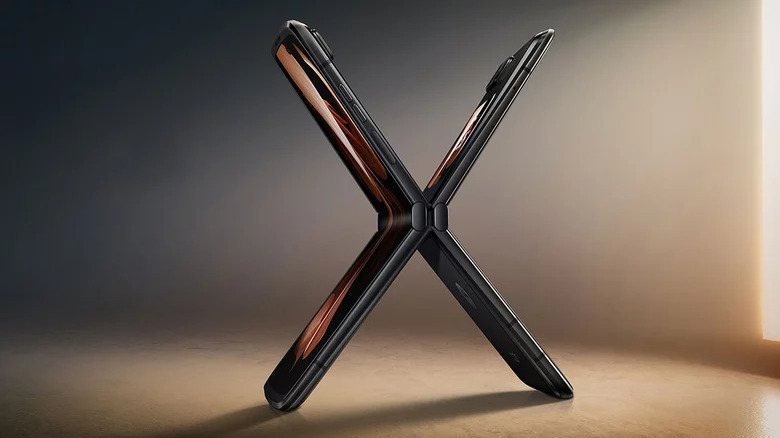 Moto Razr (2022) folding