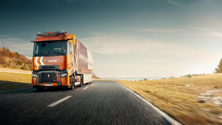 Renault Trucks T High Smart Racer seen from in front and to the left on a rural road