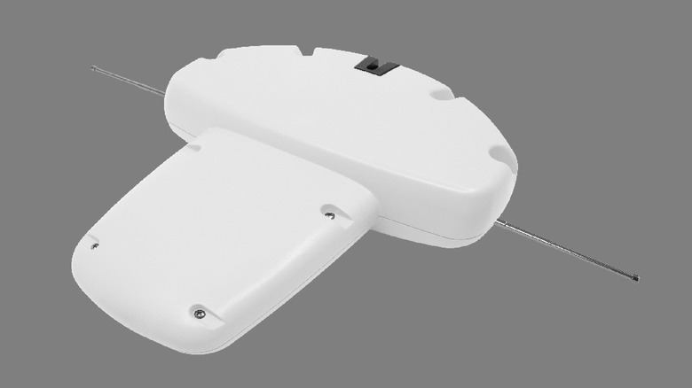 A white Televes Dinova Boss Mix antenna on a gray background