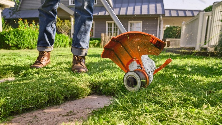 Trimming grass with the Stihl FSA 50 trimmer