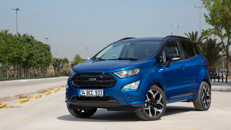A blue facelift Ford EcoSport, front 3/4 view