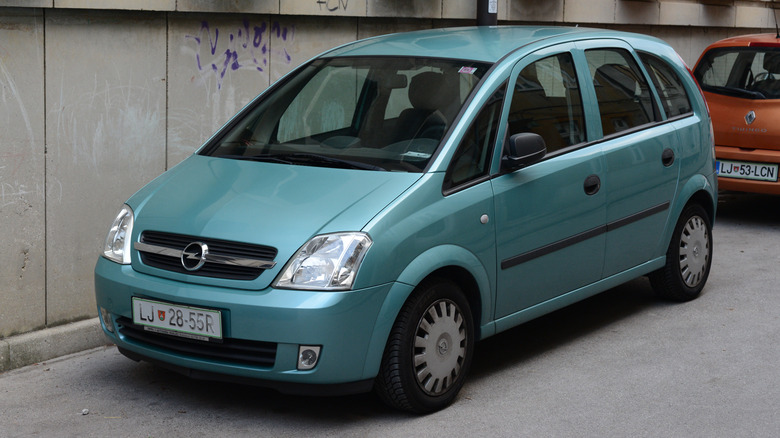 A teal first generation Opel Meriva, street parked, front 3/4 view