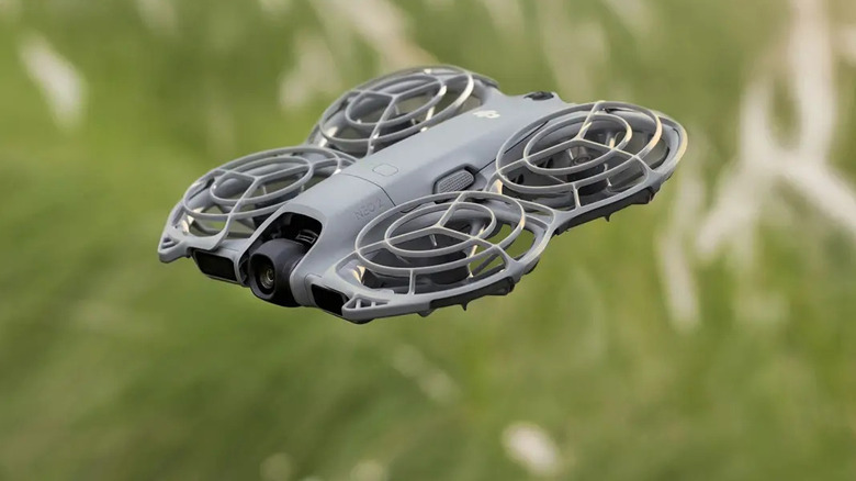 DJI Neo 2 flying around the countryide