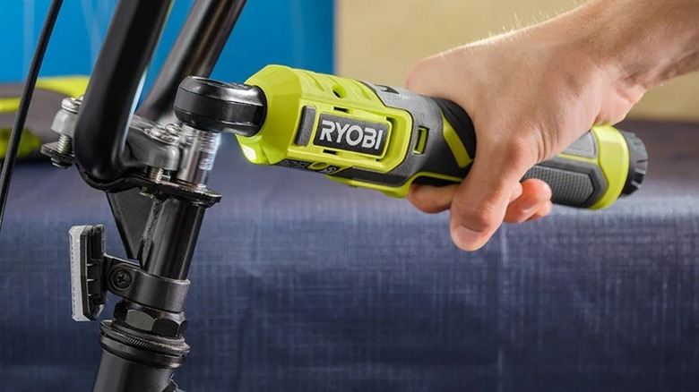 Person using Ryobi light duty ratchet
