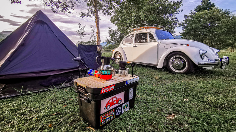 VW Bug e jogo de café