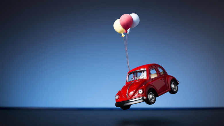 Vermelho VW Beetle flutuando no ar