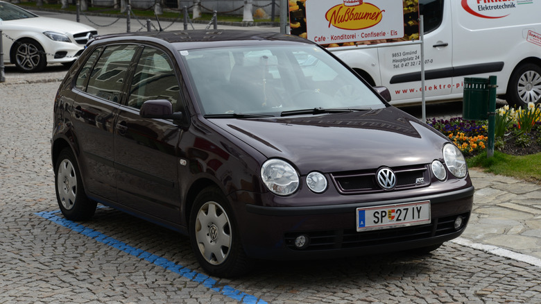 A Mk4 Volkswagen Polo in dark brown, pre-facelift, front 3/4 view