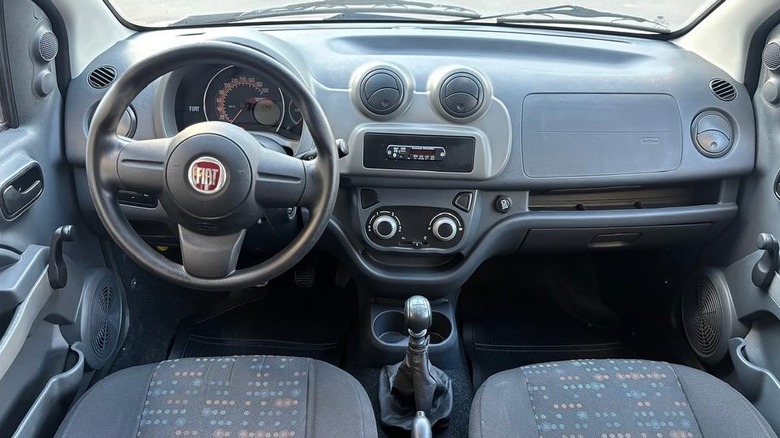 The interior of the Fiat Uno Vivace, center