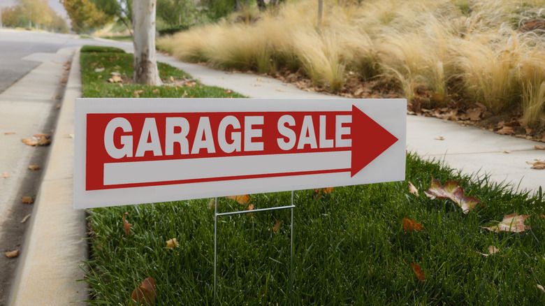 Picture of a garage sale sign pointing to the right.