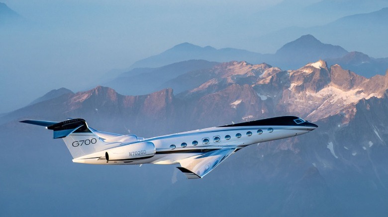 A Gulfstream G700 in flight