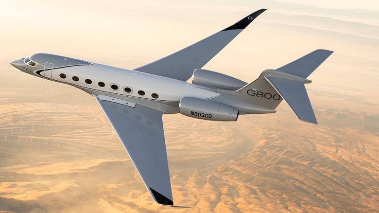 A Gulfstream G800 in flight