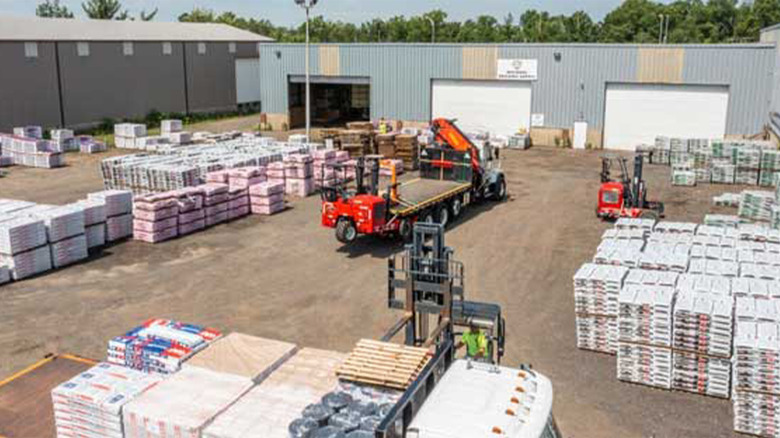 An SRS Distribution facility with many products