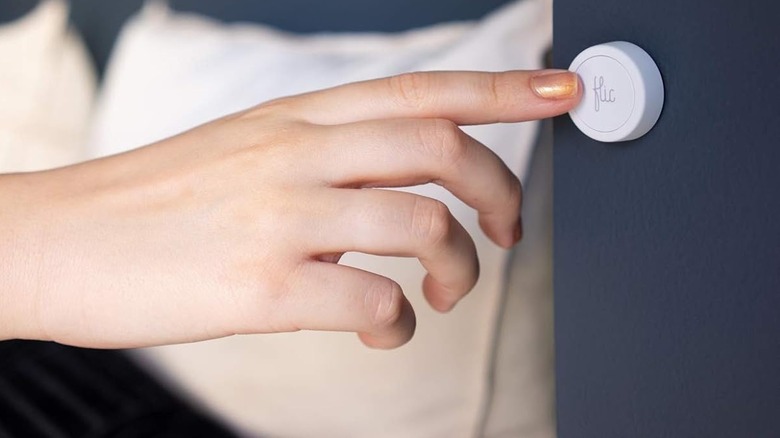 hand presses Flic button