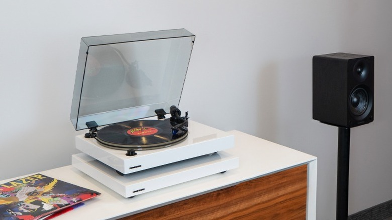 Sideboard with a white turntable on a white Fluance IB40 isolation pad.