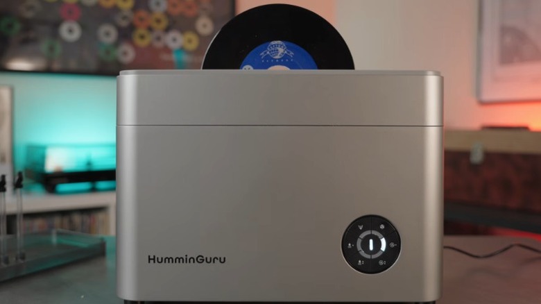 HumminGuru Nova ultrasonic cleaner cleaning a 7-inch vinyl record.