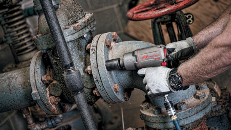impact wrench loosening/tightening nut