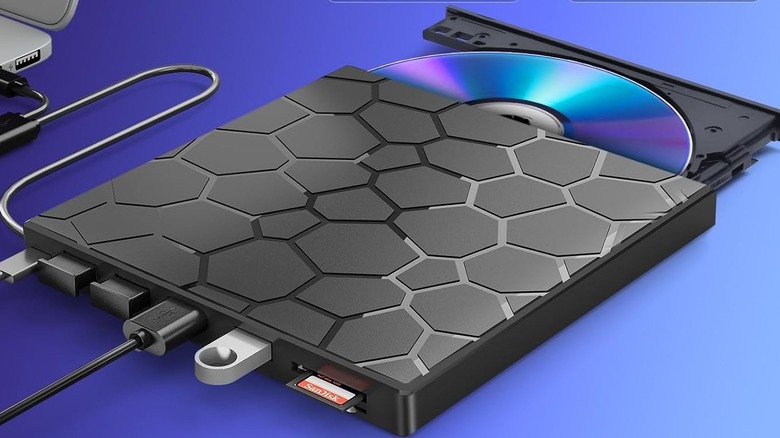 Bpakdu CD/DVD drive with additional ports on display