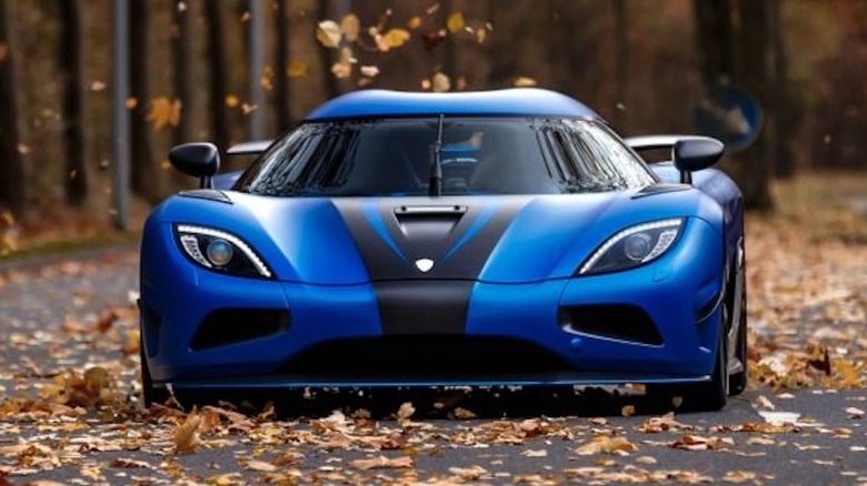 Photo of a blue Agera R from the front.