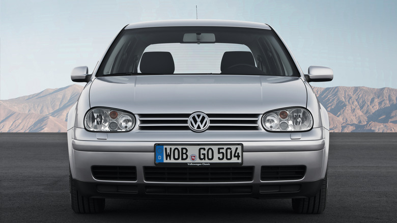 Photo of a silver 4th generation Volkswagen Golf from the front.